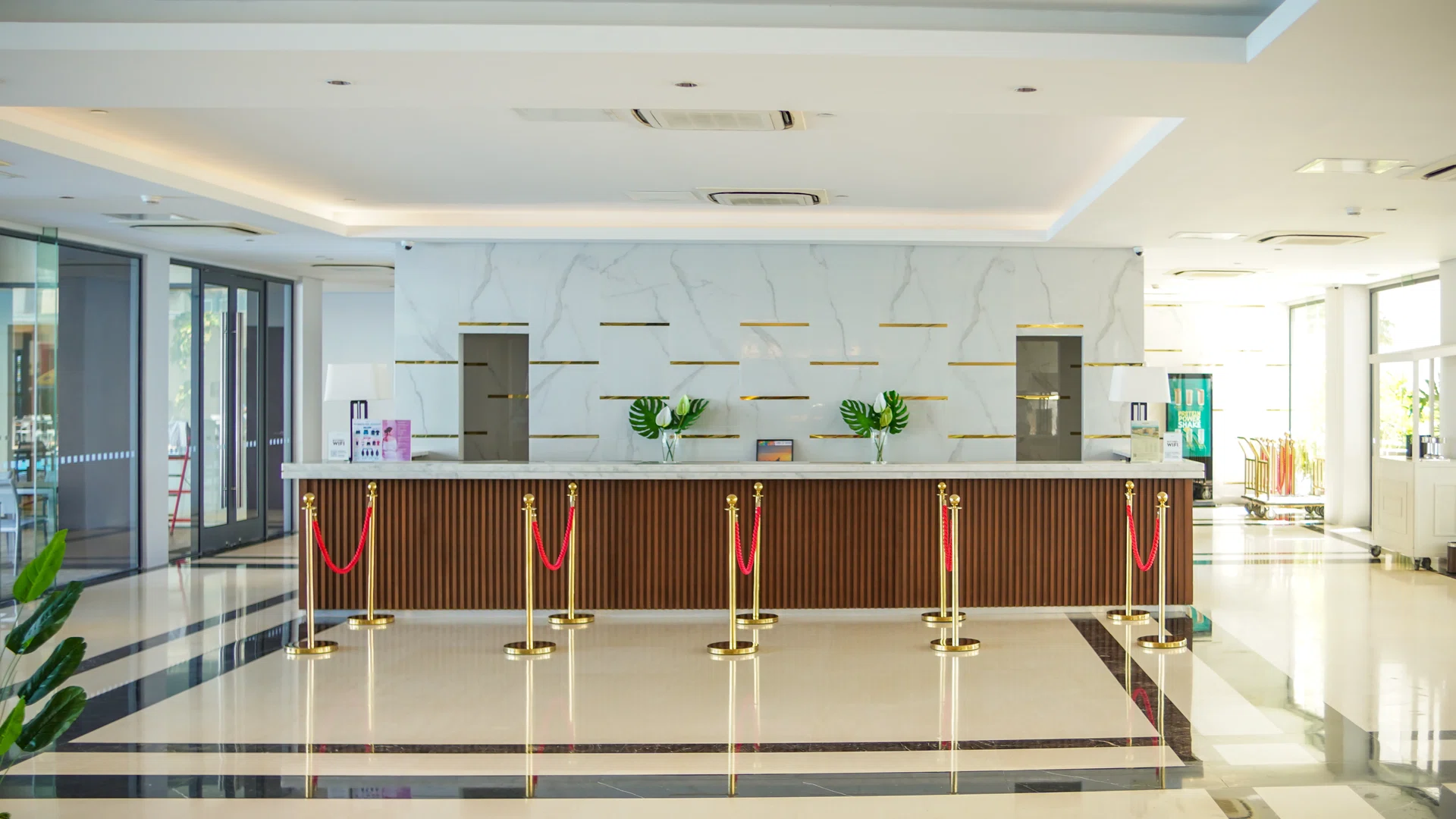Awesome Hotel reception desk